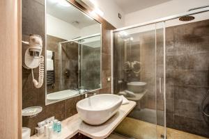 A bathroom at Boutique Rome Inn