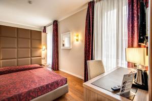 A bed or beds in a room at Boutique Rome Inn
