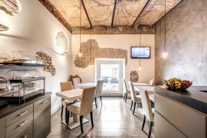 A kitchen or kitchenette at Boutique Rome Inn