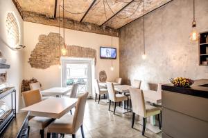 A television and/or entertainment centre at Boutique Rome Inn
