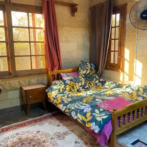 1 dormitorio con 1 cama en una habitación con ventanas en Sunny-suite in new Cairo en El Cairo