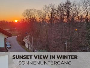 Η ανατολή ή δύση του ηλίου όπως φαίνεται από αυτό το διαμέρισμα ή από εκεί κοντά