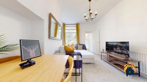 uma sala de estar com um sofá e uma televisão em Spacious Cardiff 2-Bed Flat with Parking em Cardiff