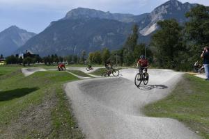 een groep mensen die fietsen op een onverharde weg bij Wiesenhof in Reith im Alpbachtal