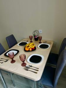 un tavolo con piatti e ciotole di frutta di Жк sezim Qala a Taldykolʼ