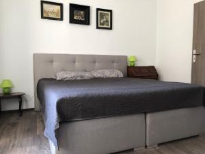 Postel nebo postele na pokoji v ubytování Ferienwohnung am Markt