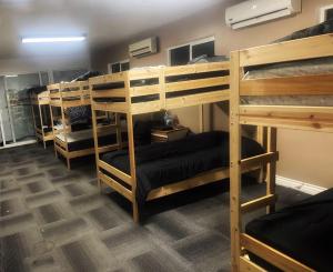 Двухъярусная кровать или двухъярусные кровати в номере Home for the People in ElMonte