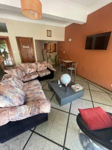 a living room with a couch and a table at Verona Hostel in Necochea