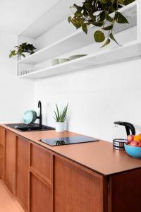 a kitchen counter with a sink and a bowl of fruit at Good Spot Zieleniec Comfort Eco in Duszniki Zdrój