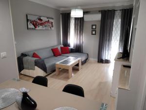 sala de estar con sofá y mesa en Apartamento con PARKING PRIVADO GRATIS INCLUIDO en Córdoba