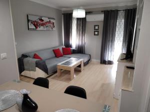a living room with a couch and a table at Apartamento con PARKING PRIVADO GRATIS INCLUIDO in Córdoba