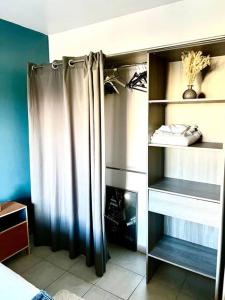 una camera da letto con tenda per la doccia di Bel appartement rénové proche Lyon a Saint-Priest