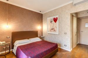 A bed or beds in a room at Boutique Rome Inn