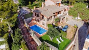 an overhead view of a mansion with a swimming pool at 1Esquer01 in Llafranc