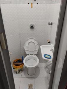 a small bathroom with a toilet and a sink at Aphostel gatinhos perça caiçara in Santos
