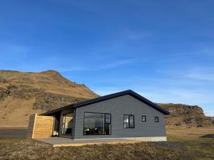 霍尔斯沃德吕尔Skógar Lodge的田野中央的房子