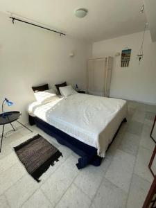 a bedroom with a bed and a table in it at Ariadne's apartment - Apollonas in Apollon