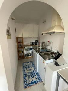 a small kitchen with an archway in a room at Ariadne's apartment - Apollonas in Apollon