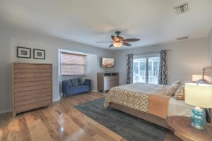 Un dormitorio con una cama y un ventilador de techo. en Down Time, en Sanibel
