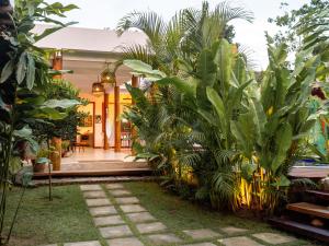 Ein Haus mit einem Haufen Pflanzen im Hof. in der Unterkunft CASA SIMONI Trancoso in Trancoso