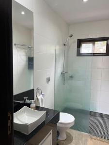 uma casa de banho com um lavatório e um WC em Apt completo temporada PS Vista Mar em Porto Seguro