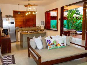 ein Wohnzimmer mit einem Sofa und Kissen in der Unterkunft CASA SIMONI Trancoso in Trancoso