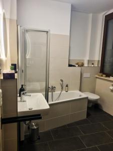 Koupelna v ubytování maremar - Design Maisonette Altstadt - 4 Pers - 57qm - Luxus Boxspringbett - Küche - Arbeitsplatz - privater Parkplatz