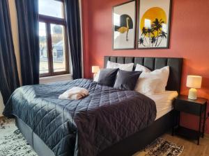 Postel nebo postele na pokoji v ubytování maremar - Design Maisonette Altstadt - 4 Pers - 57qm - Luxus Boxspringbett - Küche - Arbeitsplatz - privater Parkplatz