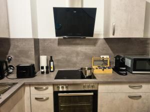 Kuchyň nebo kuchyňský kout v ubytování maremar - Design Maisonette Altstadt - 4 Pers - 57qm - Luxus Boxspringbett - Küche - Arbeitsplatz - privater Parkplatz