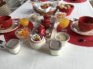 einen Tisch mit Frühstückszutaten und Getränken auf dem Tisch in der Unterkunft Le Clos des Gazanias in Grignols