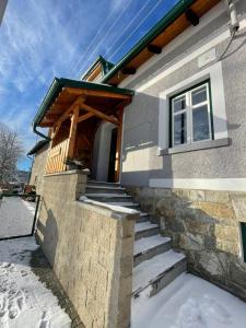 una casa con scale che conducono alla porta d'ingresso di Apartmán Kameňák a Vimperk