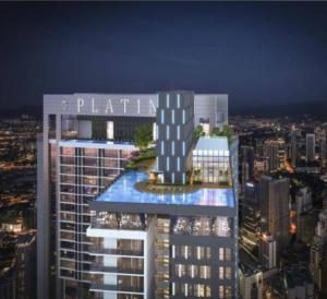 een hoog gebouw met de woorden fantasy erop bij The Platinum Suites KLCC in Kuala Lumpur
