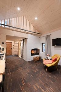 - un salon avec un canapé et une cheminée dans l'établissement Kesslerstadel, à Matrei in Osttirol
