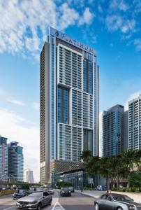 吉隆坡的住宿－The Platinum Suites KLCC，停车场内停放汽车的大型建筑