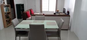 sala de estar con mesa, sillas y sofá en Casa para 10 personas - Playas, Villamil en Playas
