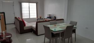 ein Wohnzimmer mit einem Sofa und einem Tisch in der Unterkunft Casa para 10 personas - Playas, Villamil in Playas
