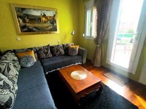 ein Wohnzimmer mit einem Sofa und einem Tisch in der Unterkunft Lake View in Ioannina