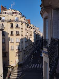 einen Blick vom Balkon eines Gebäudes in der Unterkunft Chambre spacieuse - Trocadéro in Paris