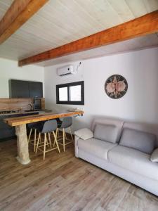 ein Wohnzimmer mit einem Sofa und einem Tisch in der Unterkunft Mini Villa Giuseppina in Bonifacio