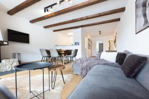 Posezení v ubytování Modern crossing apartment facing Piz Rosatsch