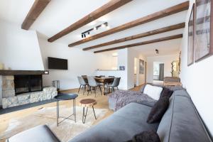un soggiorno con divano e tavolo di Modern crossing apartment facing Piz Rosatsch a Sankt Moritz