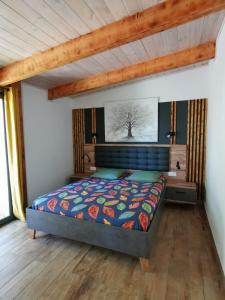 ein Schlafzimmer mit einem Bett und einer Holzdecke in der Unterkunft Mini Villa Giuseppina in Bonifacio