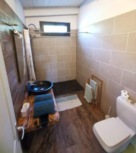 ein Bad mit einem Waschbecken und einem WC. in der Unterkunft Mini Villa Giuseppina in Bonifacio