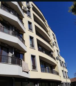 un edificio alto con balconi sul lato di Studio Rêve a Burgas