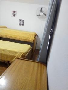 Pokój z 2 łóżkami i ławką w obiekcie Departamento temporario en cordoba w Córdobie