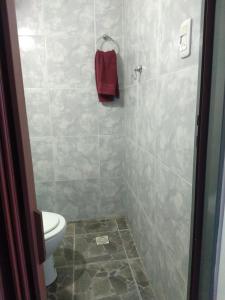 łazienka z toaletą i czerwonym ręcznikiem w obiekcie Departamento temporario en cordoba w Córdobie