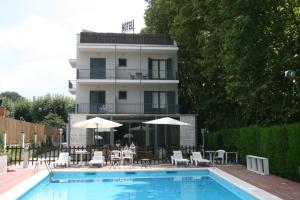 Bazén v ubytování Hotel L'Ast nebo v jeho okolí