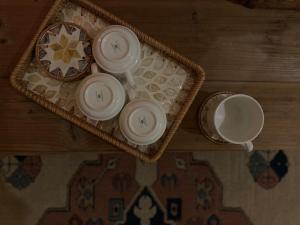 un grupo de platos y tazas sobre una mesa en 仨食居室, en Hengchun