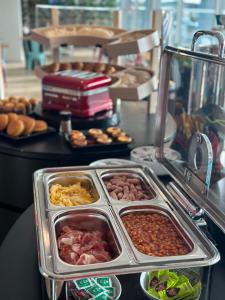 un buffet con una bandeja de comida en una mesa en Stay Hotel Évora Centro, en Évora