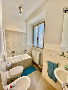 切爾諾比奧的住宿－Il Casone，带浴缸、卫生间和盥洗盆的浴室